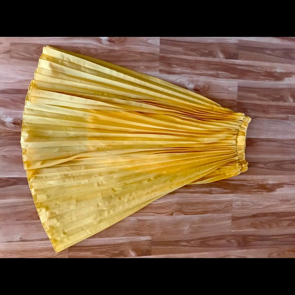 Yellow pleated maxi skirt